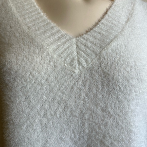 Jessica Simpson V Neck Sleeveless Sweater - Picture 2 of 7